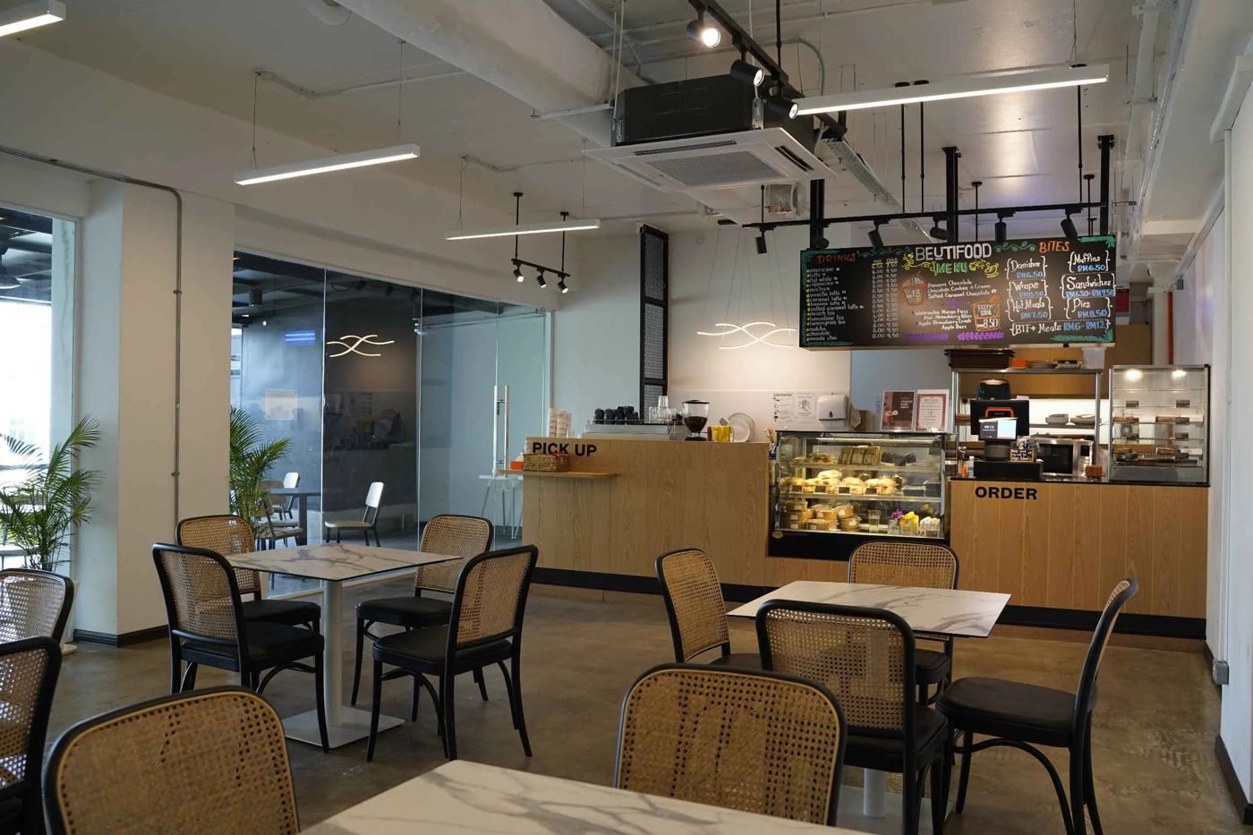 アジア・パシフィック・インターナショナルスクール: Cafe inside a school campus