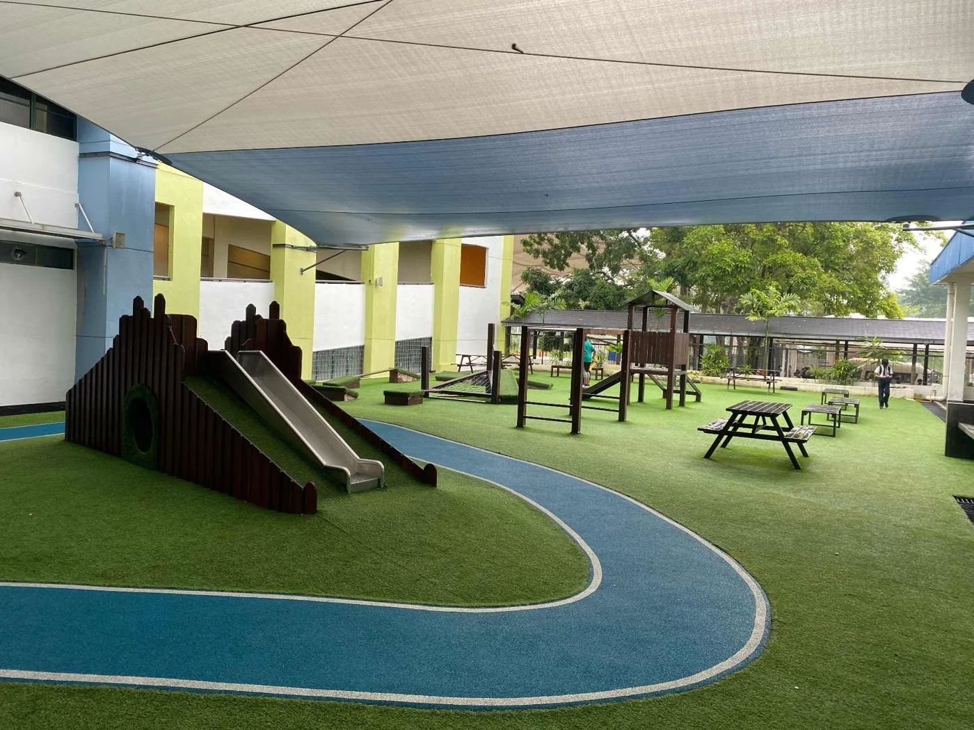 アジア・パシフィック・インターナショナルスクール: View of a playing area of the APS campus