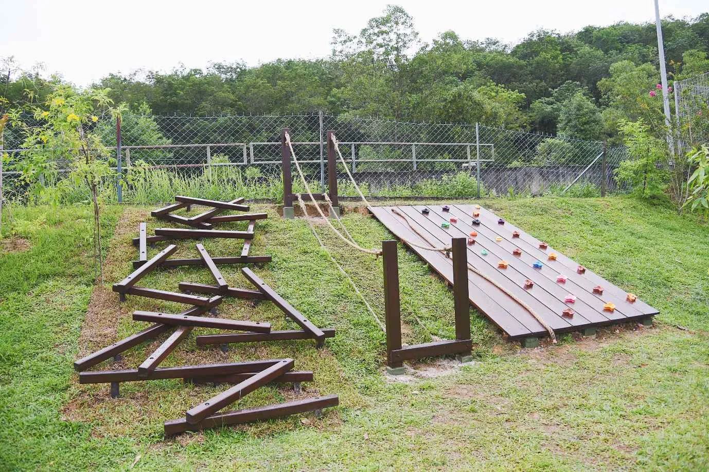 テンビー・インターナショナルスクール・イポー: Log scramble and climbing ramp